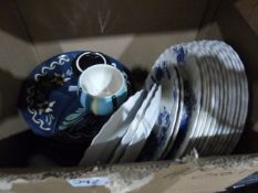 Various blue and white plates and other ceramics (1 box)