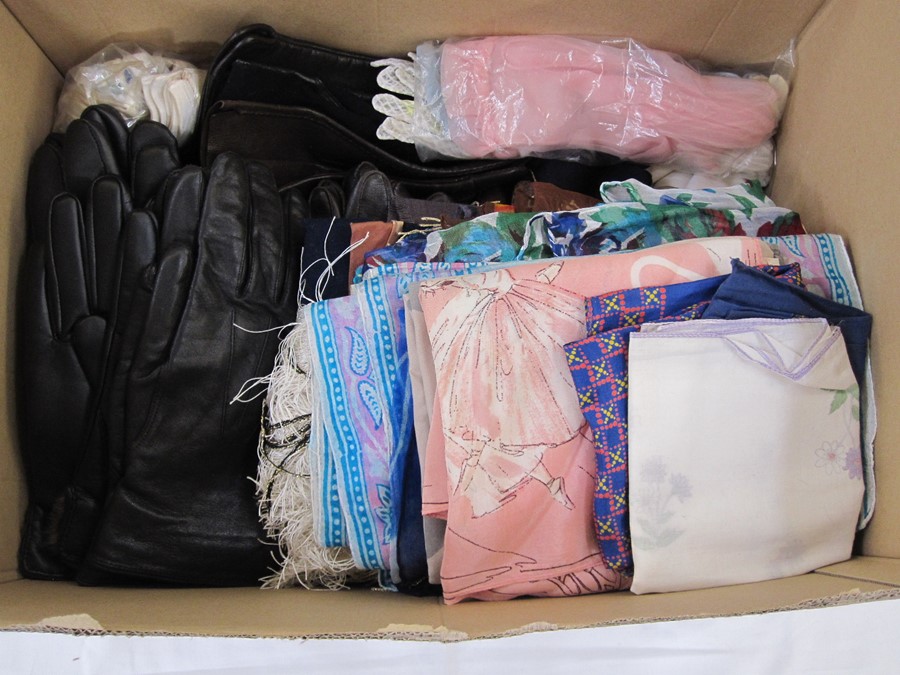 Large quantity of leather gloves, scarves, leather and fabric gloves, etc (1 box) Condition