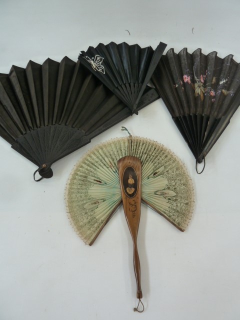 A tortoiseshell (?) and black lace fan, a wooden and black lace fan, a black wooden fan with painted - Image 2 of 4