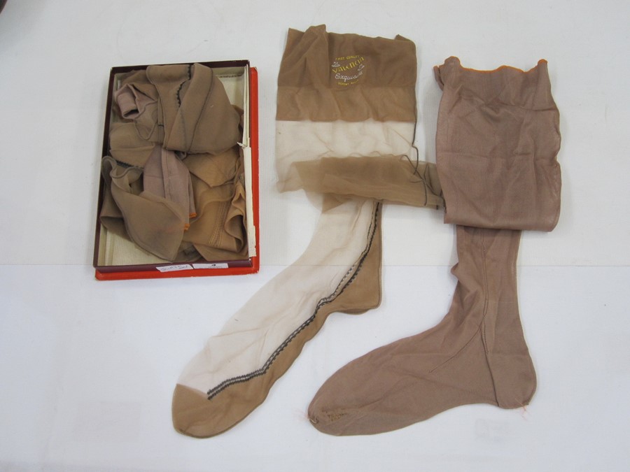 Various pairs of vintage silk stockings (1 box)