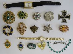 Large quantity of gilt metal and other costume jewellery (1 tray)