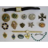 Large quantity of gilt metal and other costume jewellery (1 tray)