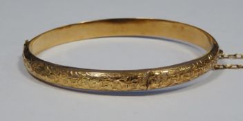 Early 19th century 9ct gold bangle, foliate engraved, cased, 3.6g approx (some damage)