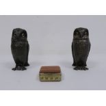 Pepperette and salt in the form of owls and an onyx and white metal pill box (3)