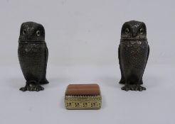 Pepperette and salt in the form of owls and an onyx and white metal pill box (3)