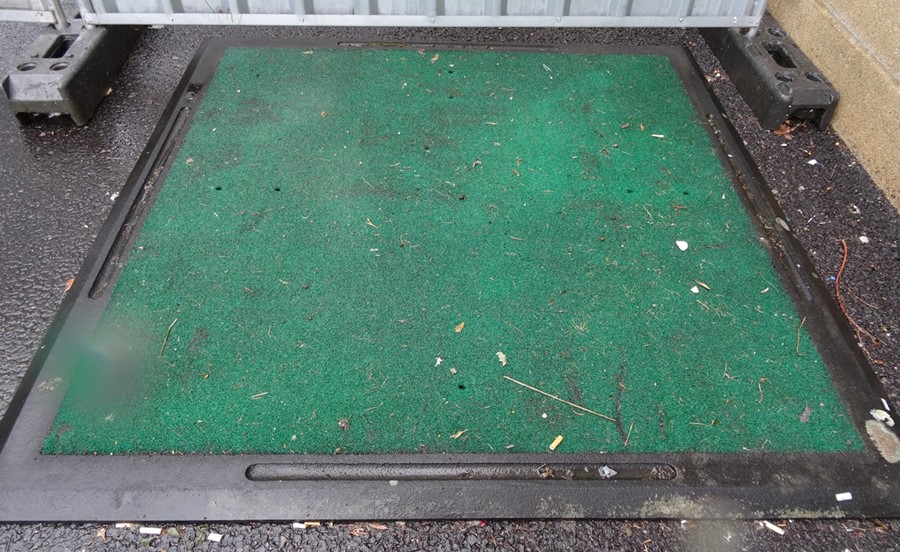 Heavy duty golf driving/chipping mat in green with black border, 166cm squareCondition ReportIf