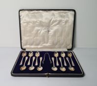 Set of 12 silver-handled teaspoons, hanover pattern and matching sugar nips, London 1926/1927, cased