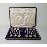 Set of 12 silver-handled teaspoons, hanover pattern and matching sugar nips, London 1926/1927, cased