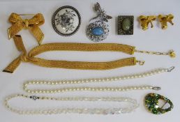 Large quantity of costume jewellery, jewellery boxes and other items