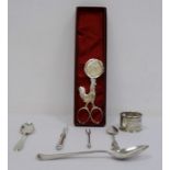 20th century silver cigar cutter in the shape of a cockerel, cased, makers H&C, 2.3oz  plus silver