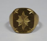 9ct gold gent's ring, square with star engraving, 7g approx
