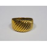 9ct gold ring with reeded top, 3.4g approx