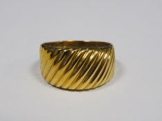 9ct gold ring with reeded top, 3.4g approx