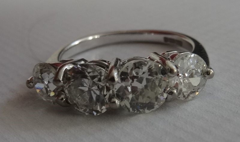 18ct white gold diamond four-stone ring, set with round brilliant-cut and old-cut diamonds ( - Image 2 of 3