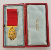 A 15ct gold Masonic medal, inscribed 'St Italia  Jungere Possis Sit Tibi Scire Satis', around