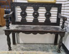 20th century stained oak settle, the back with three vase-shaped moulded splats, on turned supports