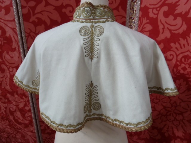 Wool cape, satin lined with appliqued embroidery to the front, in bronze and gold-coloured metal - Image 4 of 4