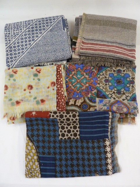 Collection of various woollen scarves (5)