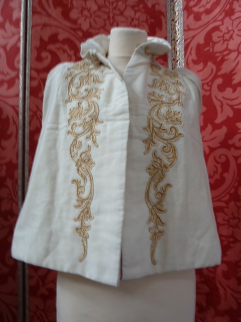 Wool cape, satin lined with appliqued embroidery to the front, in bronze and gold-coloured metal - Image 2 of 4