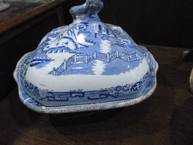 Blue overlay flash glass vase and  small sweetmeat dish, a Willow pattern tureen, lidded, and - Image 2 of 6