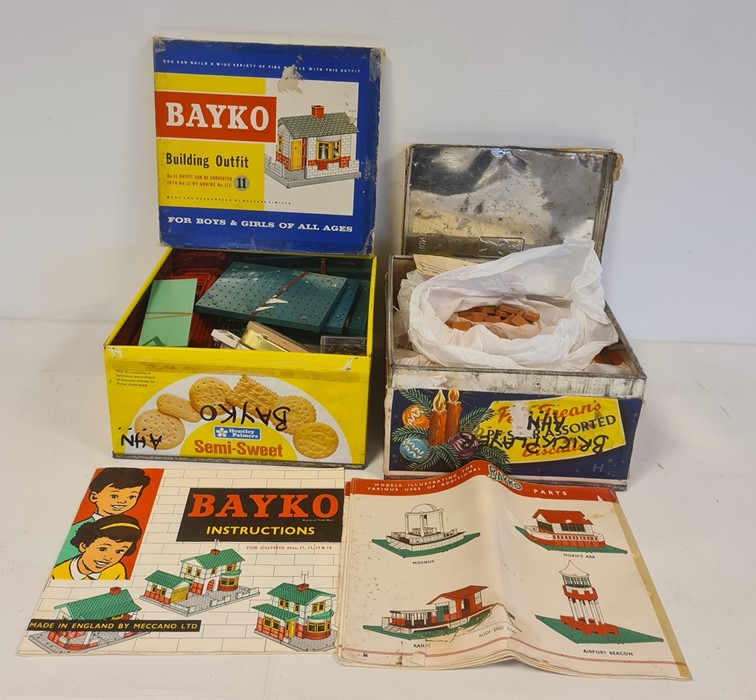 Quantity of Brickplayer in biscuit tin and a Bayko building outfit  (2 boxes)
