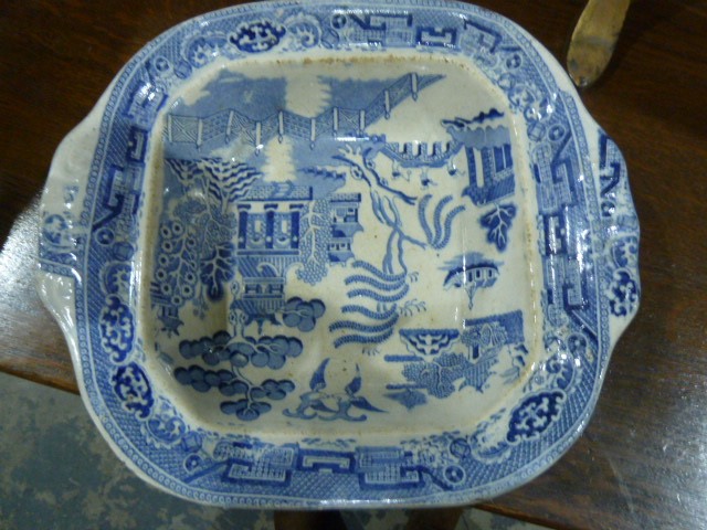 Blue overlay flash glass vase and  small sweetmeat dish, a Willow pattern tureen, lidded, and - Image 5 of 6