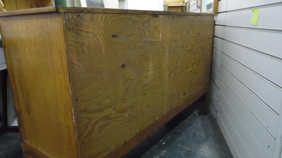 Gordon Russell oak sideboard with four central drawers flanked by cupboard doors, shaped legs, - Image 4 of 14