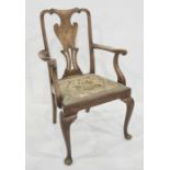 Early 20th century Queen Anne-style walnut open arm carver chair with vase-shaped splat, on cabriole