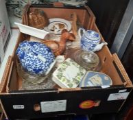 Assorted ceramics to include a blue Wedgwood heart-shaped trinket dish, a Wedgwood bone china