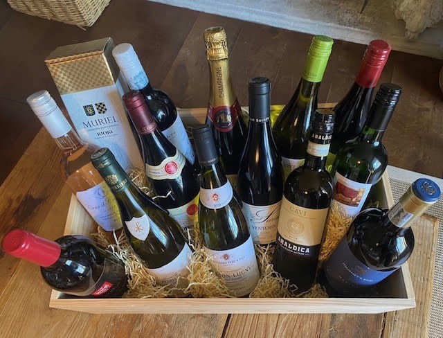 Mixed wine hamper of 14 mouthwatering wines from around the world. - Image 2 of 2