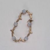 9ct gold and banded lace agate bracelet set five cabochon stones interpersed with bark-finish