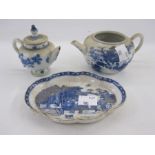 Chinese porcelain lobed oval spoon tray with underglaze blue lakeside decoration, 12.5cm wide and
