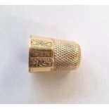 18ct gold thimble with panelled and floral decoration, 7.4g approx
