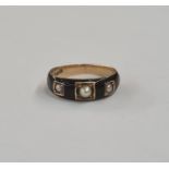Victorian 18ct gold, black enamel and pearl mourning ring set three pearls, size k-l, weight .13