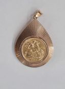 9ct gold-mounted sovereign pendant brooch, the 1968 sovereign in teardrop-shaped sunray engraved