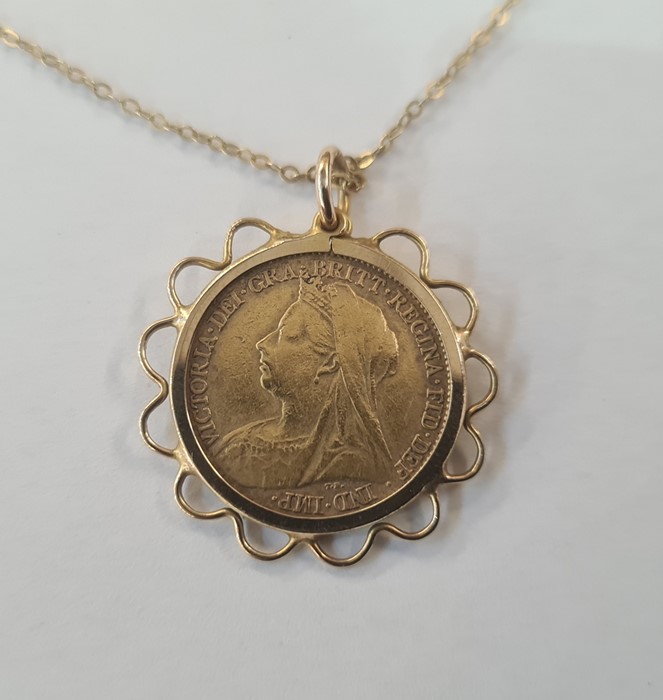 Victorian 1901 half sovereign in pendant mount with pierced scallop border on fine 9ct gold chain - Image 4 of 4