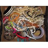 Quantity of costume jewellery (1 box)