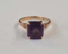 Gold ring set with a single square cut amethyst, marked 18k, finger size 'O', 3.3g in total