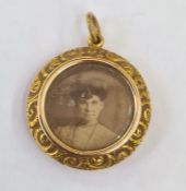 Victorian 15ct gold and glass back and front locket with chased borders