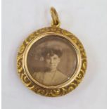 Victorian 15ct gold and glass back and front locket with chased borders