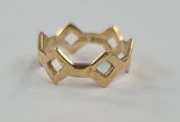 18ct gold ring in the form of a band of pierced lozenges, 3.4g approx