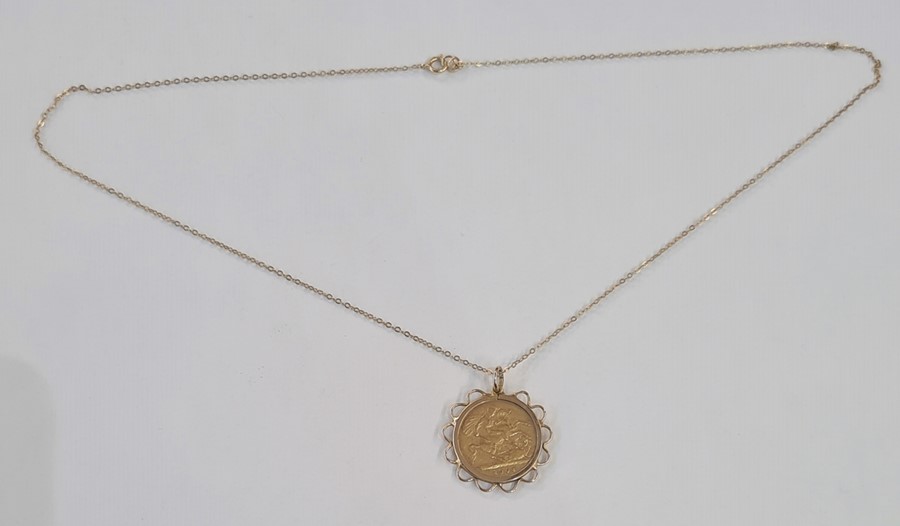 Victorian 1901 half sovereign in pendant mount with pierced scallop border on fine 9ct gold chain - Image 2 of 4