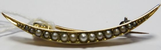 Gold and seedpearl crescent brooch set graduated pearls, 4.5cm