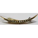 Gold and seedpearl crescent brooch set graduated pearls, 4.5cm