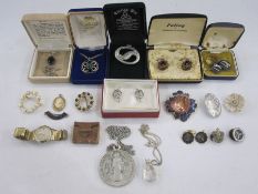 Quantity brooches and other costume jewellery