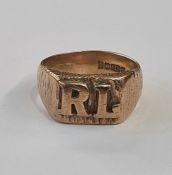 Gent's 9ct gold signet ring, bark finish, initialled RL, 9.4g approx