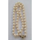 String of cultured pearls with gold-coloured metal and sapphire ball clasp