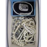 Large quantity of simulated pearl necklaces (1 box)