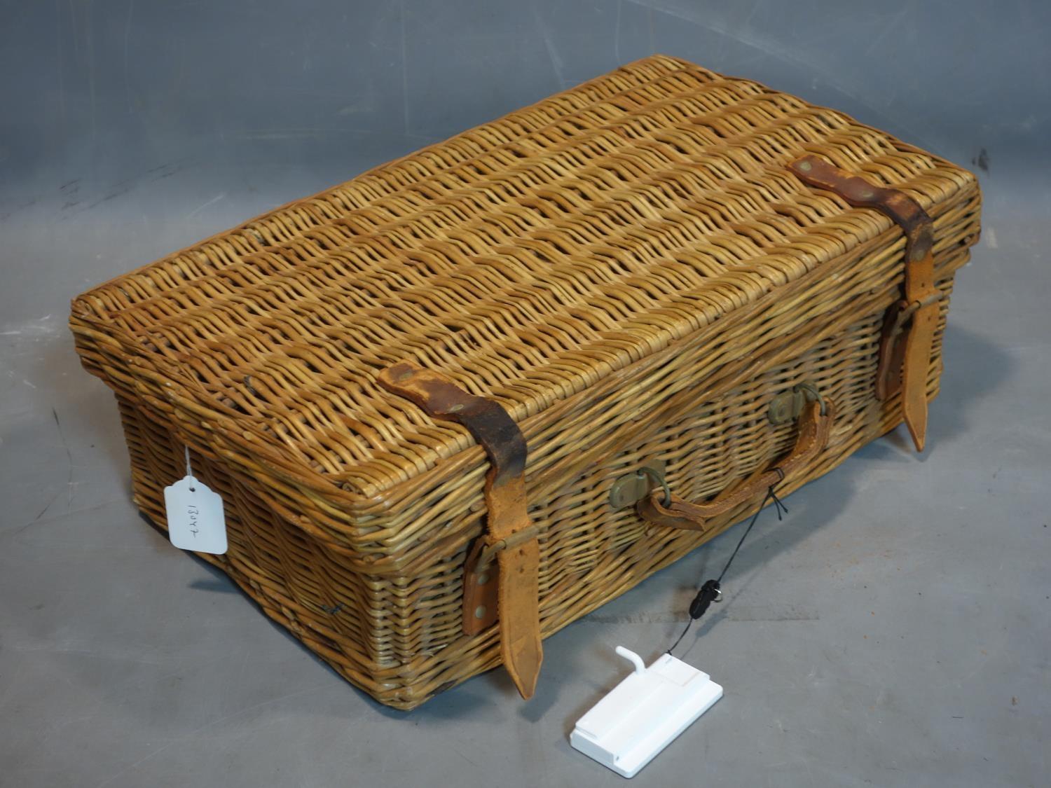 A Vintage Picnic Hamper - Image 3 of 3