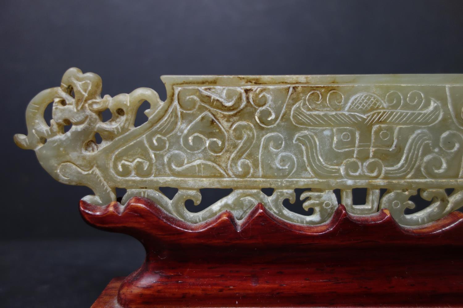 A 20th century Chinese jade tablet of 2 mythical beasts, 5 x 22cm, with fitted hardwood stand - Image 4 of 4